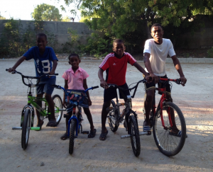 Kinder in Haiti mit den Fahrrädern